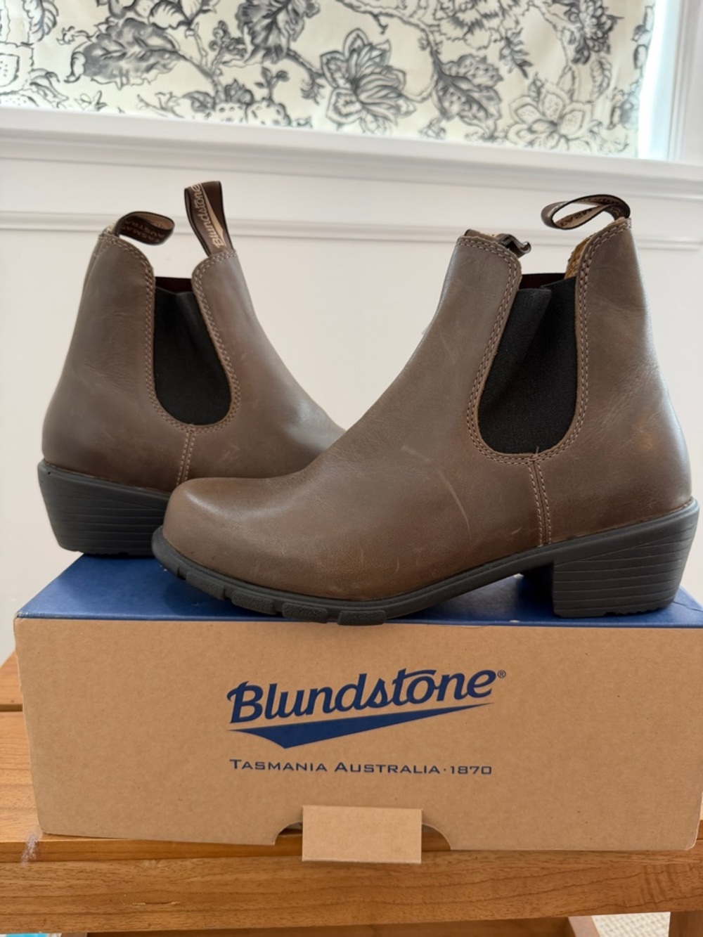 Blundstone Women’s Ankle Boots in Dark Brown Leather